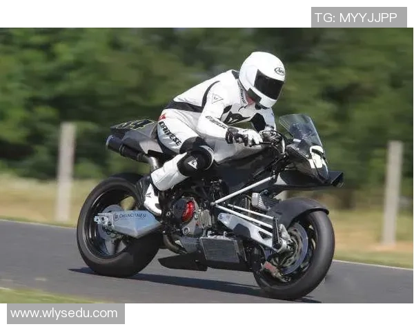 足球巨星们驾驶摩托车搞笑大乱斗 谁能保持最酷风采完美飙车